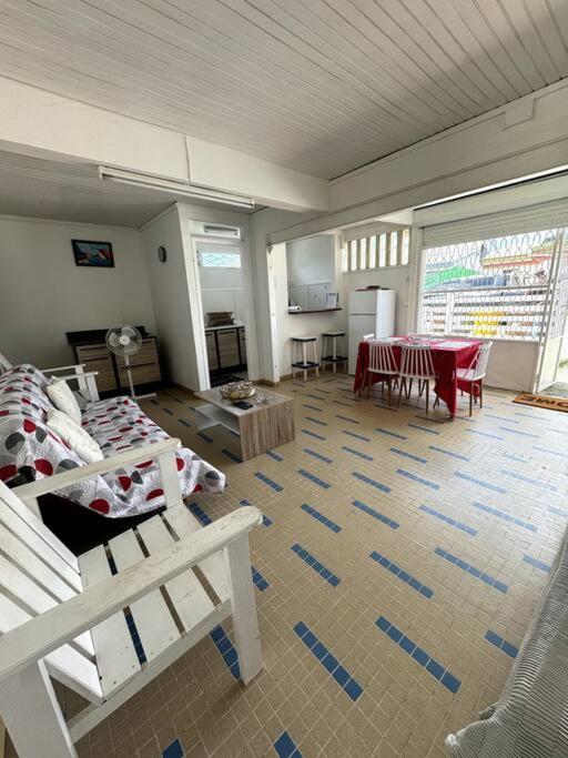 Maison authentique à 300m de la plage Sainte-Anne Extérieur photo